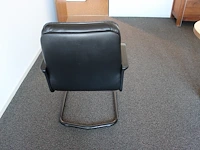 Ovale driedelige vergadertafel met acht sledestoelen met kunstlederen bekleding. afmeting 400 x 21 cm. hoog... - afbeelding 4 van  5