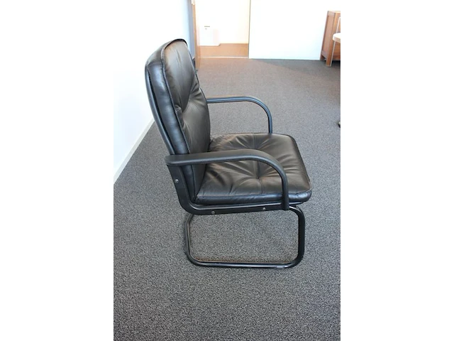 Ovale driedelige vergadertafel met acht sledestoelen met kunstlederen bekleding. afmeting 400 x 21 cm. hoog... - afbeelding 5 van  5