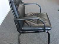Ovale driedelige vergadertafel met acht sledestoelen met kunstlederen bekleding. afmeting 400 x 21 cm. hoog... - afbeelding 5 van  5