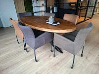 Ovale eetkamertafel met 6 stoelen