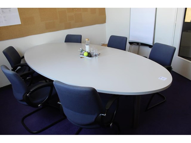 Ovale spreek tafel met zes sledestoelen met kabeldoorvoer. afmeting 280 x 140 x 75 cm. - afbeelding 1 van  5