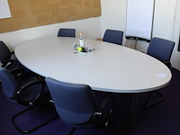 Ovale spreek tafel met zes sledestoelen met kabeldoorvoer. afmeting 280 x 140 x 75 cm. - afbeelding 1 van  5