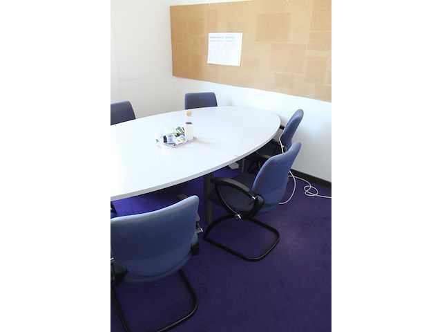 Ovale spreek tafel met zes sledestoelen met kabeldoorvoer. afmeting 280 x 140 x 75 cm. - afbeelding 2 van  5