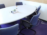 Ovale spreek tafel met zes sledestoelen met kabeldoorvoer. afmeting 280 x 140 x 75 cm. - afbeelding 2 van  5