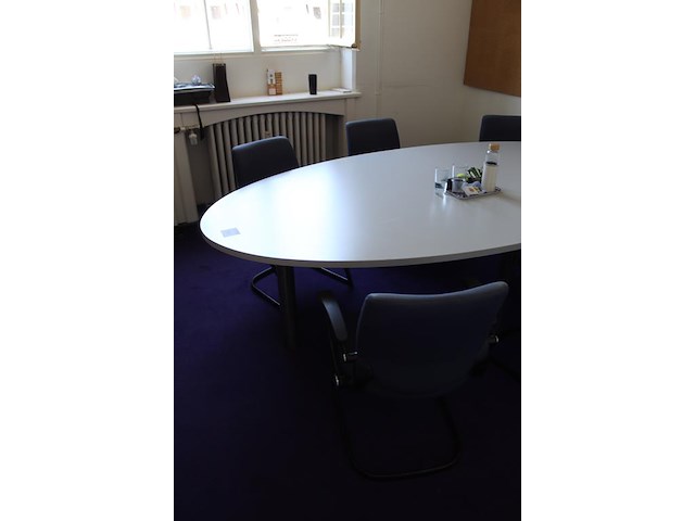 Ovale spreek tafel met zes sledestoelen met kabeldoorvoer. afmeting 280 x 140 x 75 cm. - afbeelding 3 van  5
