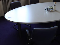 Ovale spreek tafel met zes sledestoelen met kabeldoorvoer. afmeting 280 x 140 x 75 cm. - afbeelding 3 van  5