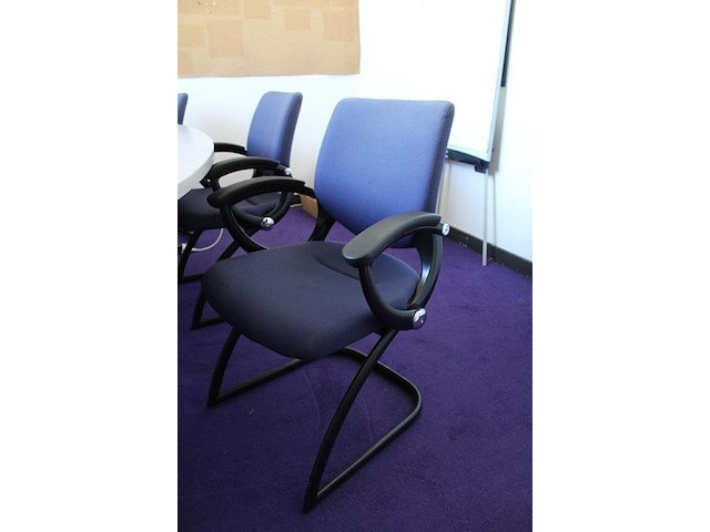 Ovale spreek tafel met zes sledestoelen met kabeldoorvoer. afmeting 280 x 140 x 75 cm. - afbeelding 4 van  5
