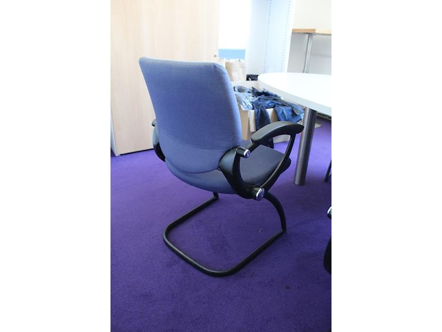 Ovale spreek tafel met zes sledestoelen met kabeldoorvoer. afmeting 280 x 140 x 75 cm. - afbeelding 5 van  5