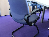 Ovale spreek tafel met zes sledestoelen met kabeldoorvoer. afmeting 280 x 140 x 75 cm. - afbeelding 5 van  5