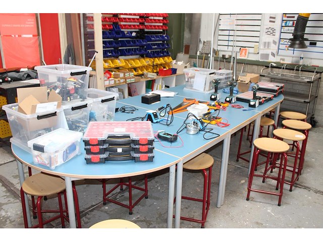 Ovale spreektafel bestaande uit 5 delen. afmeting 350 x 140 x 75 cm. - afbeelding 1 van  3