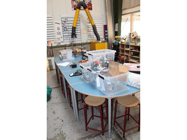 Ovale spreektafel bestaande uit 5 delen. afmeting 350 x 140 x 75 cm. - afbeelding 2 van  3