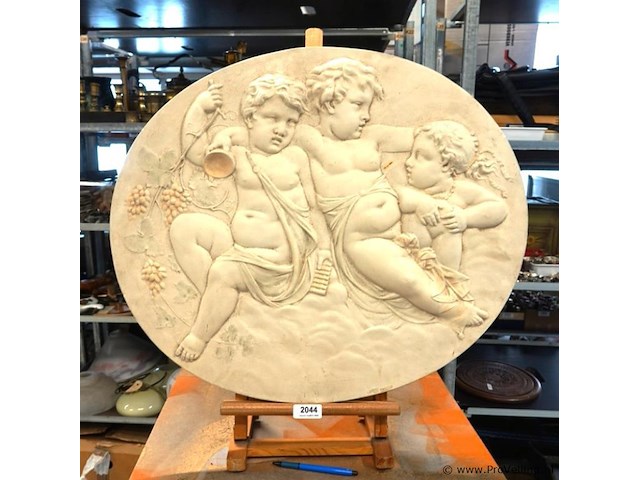 Ovale stenen neoklassieke wandplaques met putti of cherubijntjes en druiventrossen (een bacchanaalse scène), en is vermoedelijk geproduceerd in de 19de eeuw of begin 20e eeuw - afbeelding 1 van  5