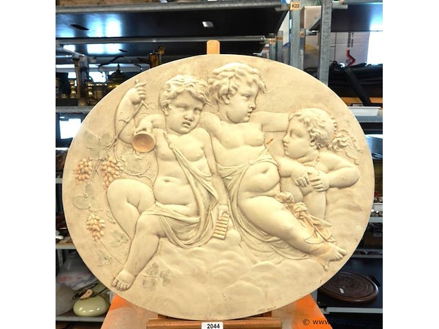 Ovale stenen neoklassieke wandplaques met putti of cherubijntjes en druiventrossen (een bacchanaalse scène), en is vermoedelijk geproduceerd in de 19de eeuw of begin 20e eeuw - afbeelding 2 van  5