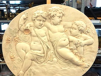 Ovale stenen neoklassieke wandplaques met putti of cherubijntjes en druiventrossen (een bacchanaalse scène), en is vermoedelijk geproduceerd in de 19de eeuw of begin 20e eeuw - afbeelding 2 van  5