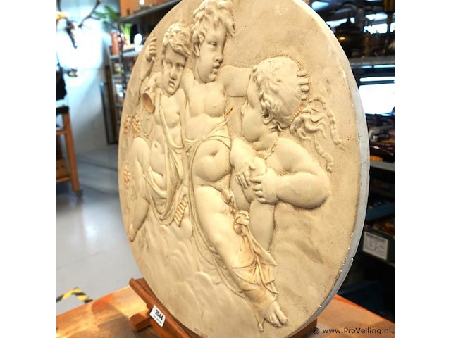 Ovale stenen neoklassieke wandplaques met putti of cherubijntjes en druiventrossen (een bacchanaalse scène), en is vermoedelijk geproduceerd in de 19de eeuw of begin 20e eeuw - afbeelding 3 van  5