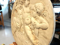 Ovale stenen neoklassieke wandplaques met putti of cherubijntjes en druiventrossen (een bacchanaalse scène), en is vermoedelijk geproduceerd in de 19de eeuw of begin 20e eeuw - afbeelding 3 van  5