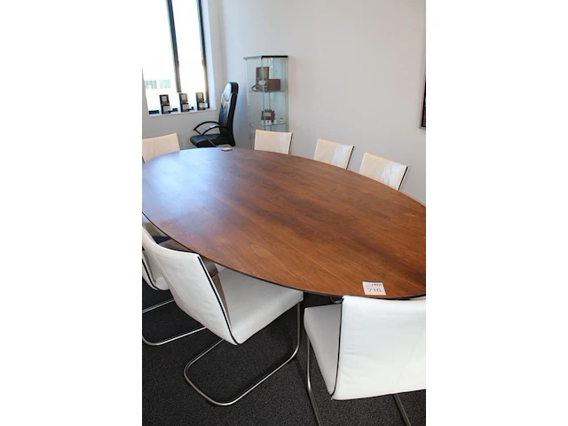 Ovale tafel vermoedelijk bert plantagie. afmeting tafel 285 x 145 cm. hoogte 76 cm. let op staat op twee de... - afbeelding 2 van  2