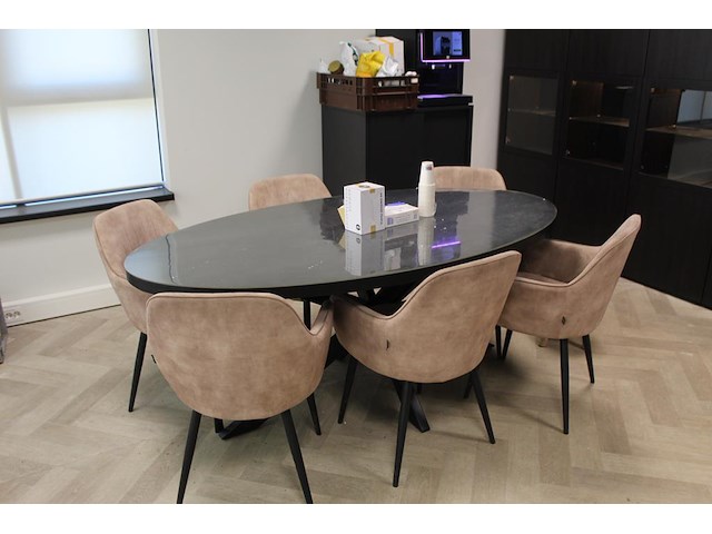Ovale vergadertafel met kruispoot en zes gestoffeerde stoelen colenis. tafel voorzien van rubberen transpar... - afbeelding 1 van  5