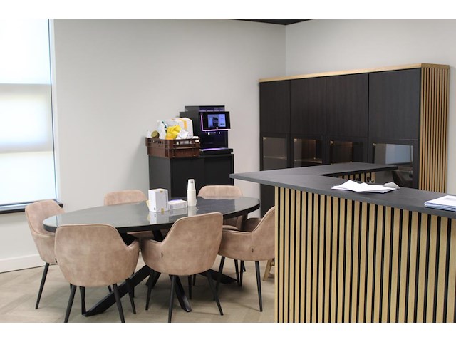 Ovale vergadertafel met kruispoot en zes gestoffeerde stoelen colenis. tafel voorzien van rubberen transpar... - afbeelding 2 van  5