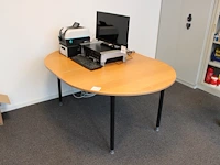 Ovale werktafel, afm. 150 x 120 cm.
