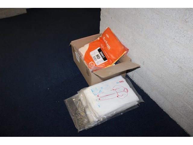 Overalls w.o. disposables in doos. - afbeelding 2 van  2