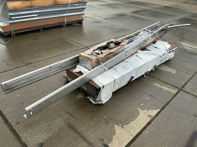 Overheaddeur met rvs railsen (2,00x2,30 mtr) ongebruikt - afbeelding 6 van  11