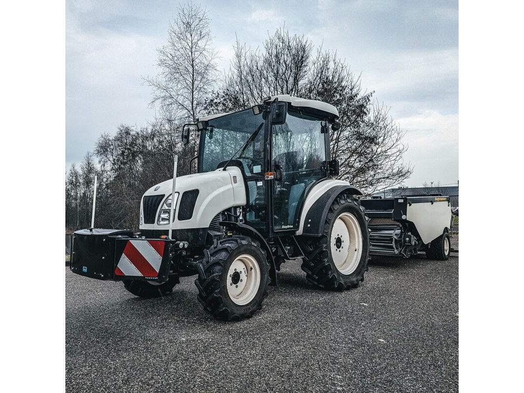 Overheidsveiling tractor new holland boomer 54d en beachcleaner