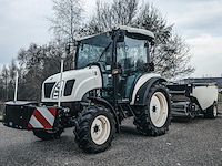 Overheidsveiling tractor new holland boomer 54d en beachcleaner