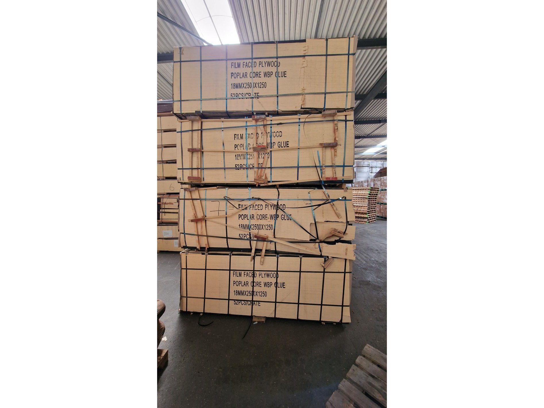 Overheidsveiling van 36 pallets met populieren multiplexplaten