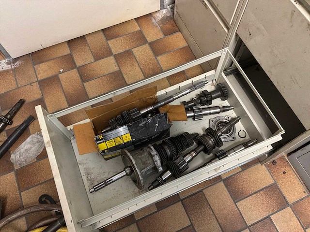 Overige werkplaatsinventaris inhoud ruimte - afbeelding 13 van  15