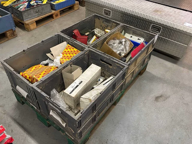 Overigpartij deur beslag en diverse - afbeelding 1 van  9
