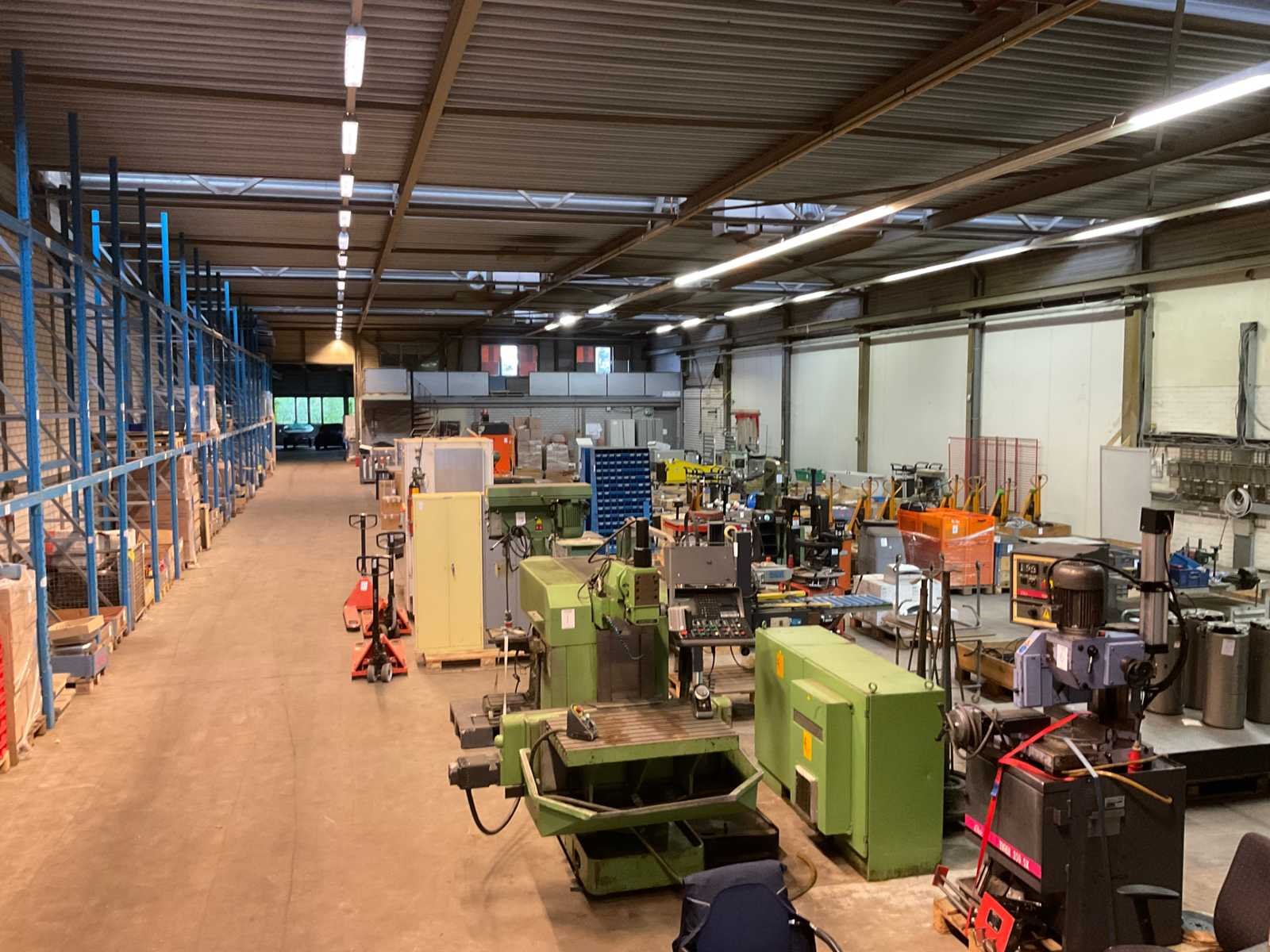 Overtollig magazijn materiaal, inrichting en voorraden