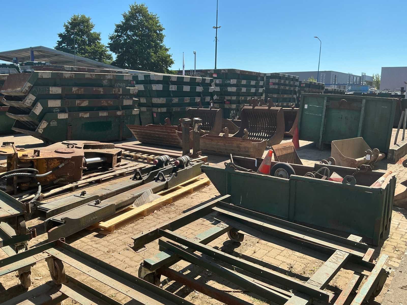 Overtollig materieel hamat oudewater, containers, rijplaten, graafmachine, diverse bakken en werkmaterieel