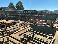 Overtollig materieel hamat oudewater, containers, rijplaten, graafmachine, diverse bakken en werkmaterieel