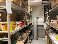 Overtoom magazijnstelling met inhoud - afbeelding 1 van  43