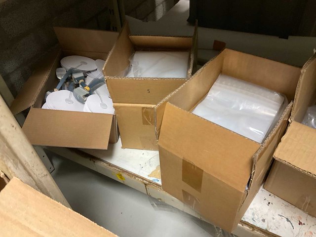 Overtoom, tesa magazijnstelling met inhoud - afbeelding 27 van  41