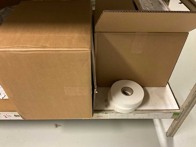 Overtoom, tesa magazijnstelling met inhoud - afbeelding 36 van  41