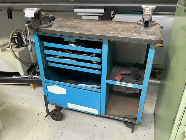Overtoom werkbank met inhoud - afbeelding 1 van  4