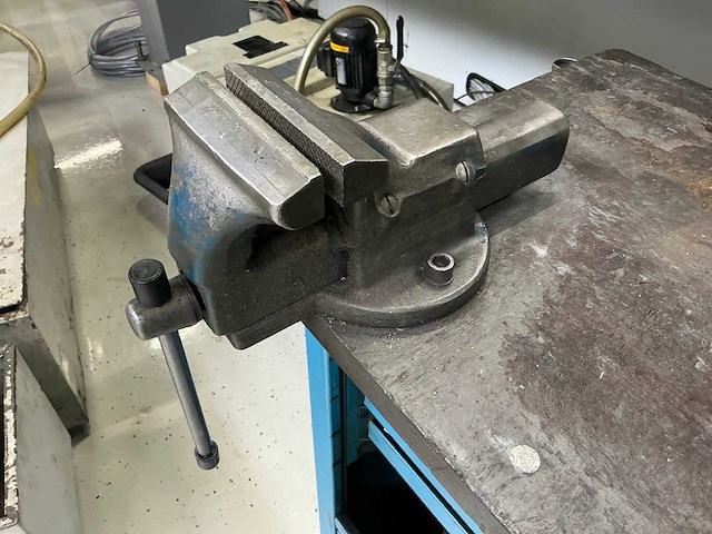 Overtoom werkbank met inhoud - afbeelding 2 van  4