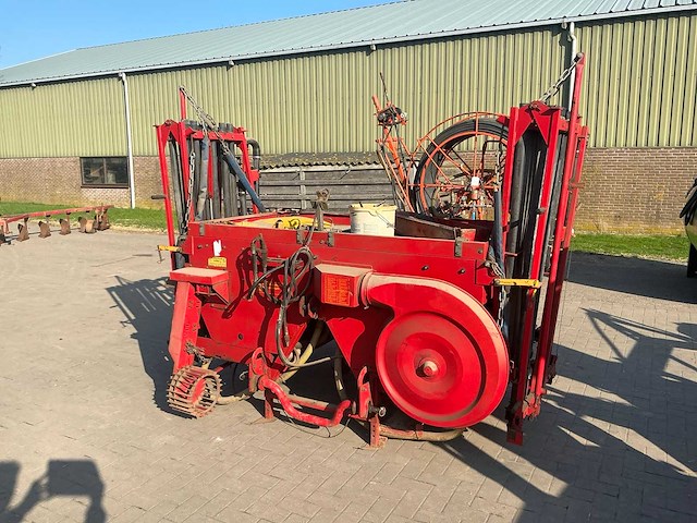 Överum tive 812 kunstmeststrooier - afbeelding 1 van  10