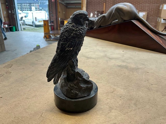 Owl and hawk on marble decoratief beeld (2x) - afbeelding 2 van  4