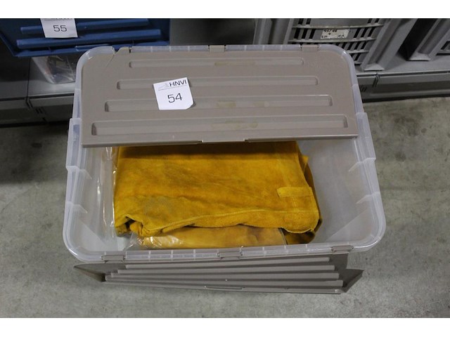 Oxxa diverse welding kleding waaronder jassen en handschonen maat xl circa 25 stuks, incl. bak - afbeelding 1 van  3