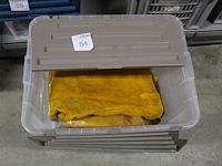 Oxxa diverse welding kleding waaronder jassen en handschonen maat xl circa 25 stuks, incl. bak - afbeelding 1 van  3