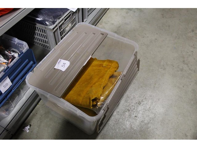 Oxxa diverse welding kleding waaronder jassen en handschonen maat xl circa 25 stuks, incl. bak - afbeelding 2 van  3
