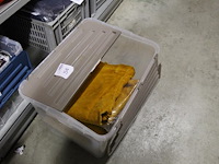 Oxxa diverse welding kleding waaronder jassen en handschonen maat xl circa 25 stuks, incl. bak - afbeelding 2 van  3