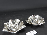 Paar aardewerk gezilverde bloemkandelaren - afbeelding 1 van  5