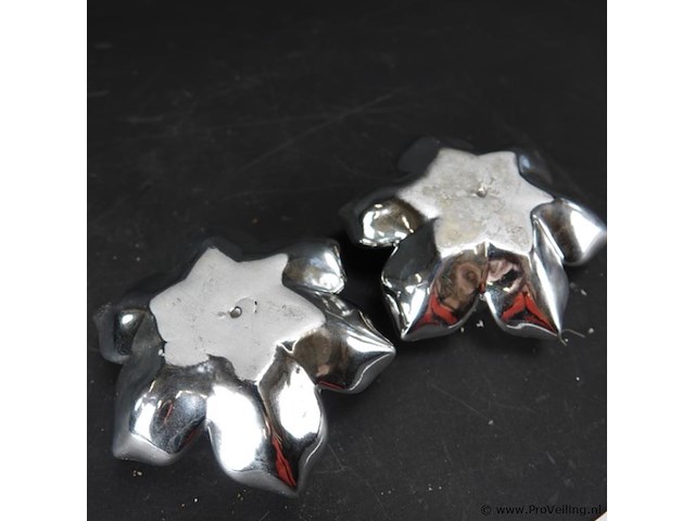 Paar aardewerk gezilverde bloemkandelaren - afbeelding 5 van  5