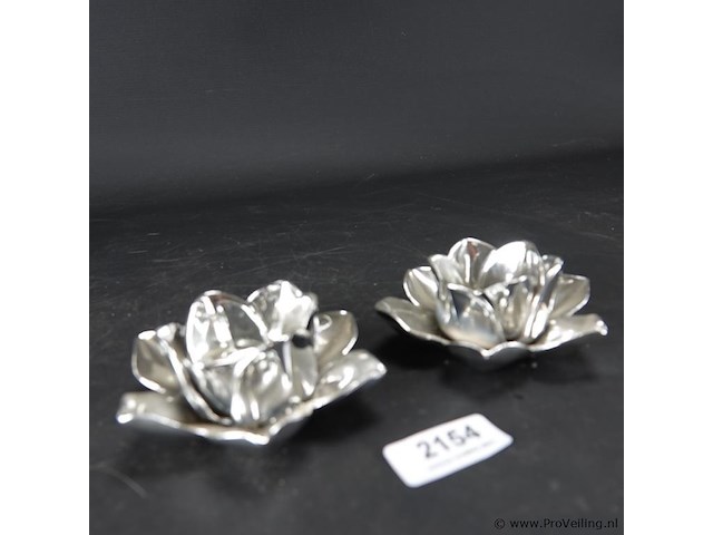 Paar aardewerk gezilverde bloemkandelaren - afbeelding 1 van  5