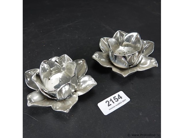 Paar aardewerk gezilverde bloemkandelaren - afbeelding 2 van  5