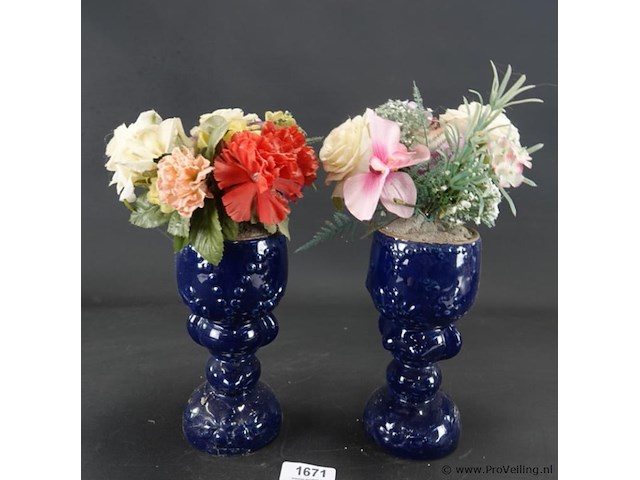 Paar aardewerk vazen met kunstbloemen - afbeelding 1 van  5